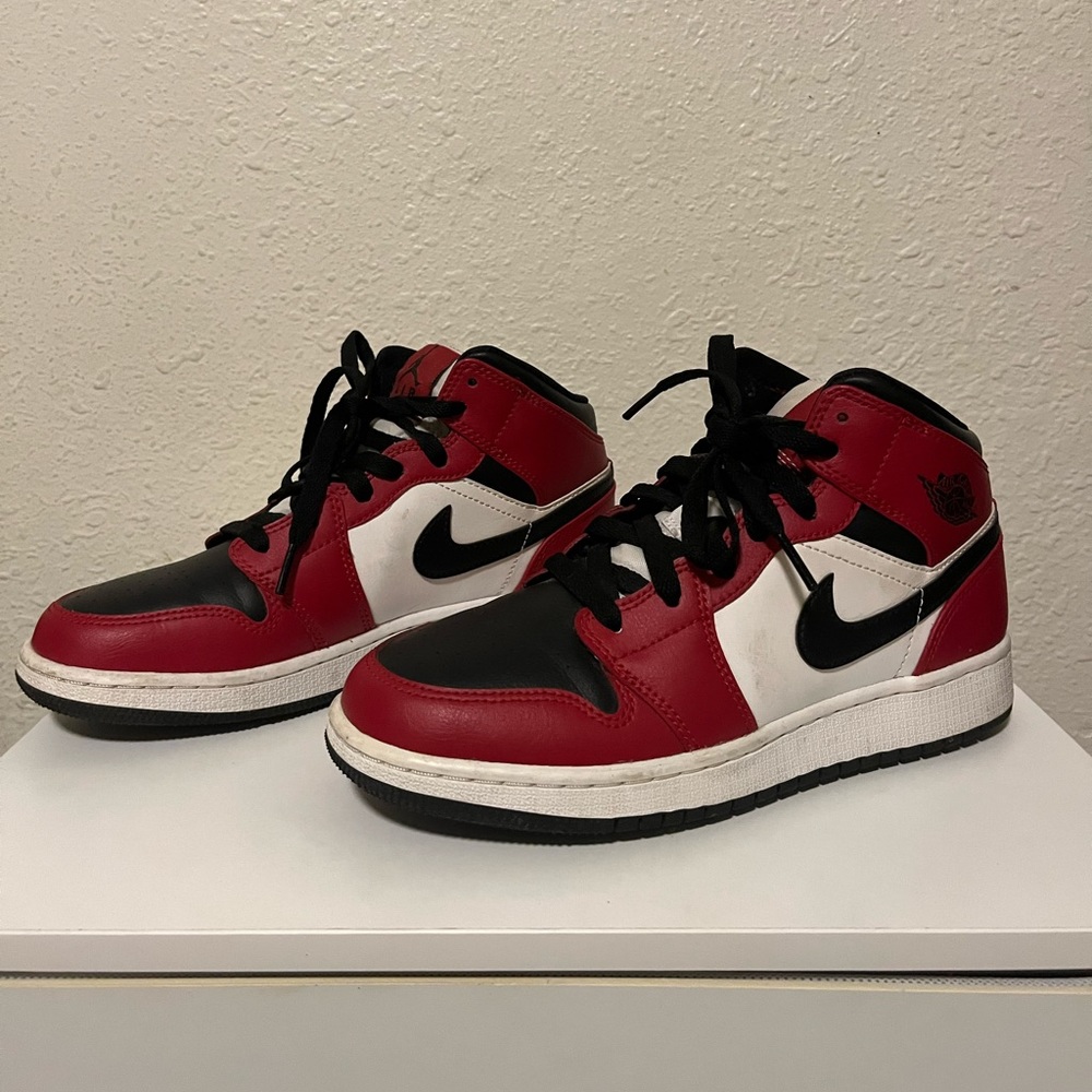 Jordan Mid 1 Chicago Black Toe Sneakers